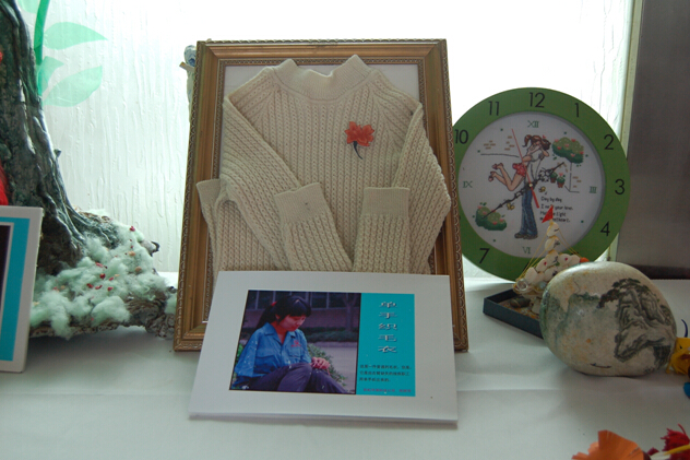 ky体育(中国)集团员工陈群芳单臂织毛衣