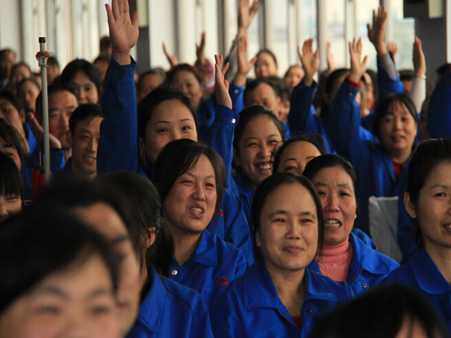 ky体育(中国)集团药片车间员工积极提问