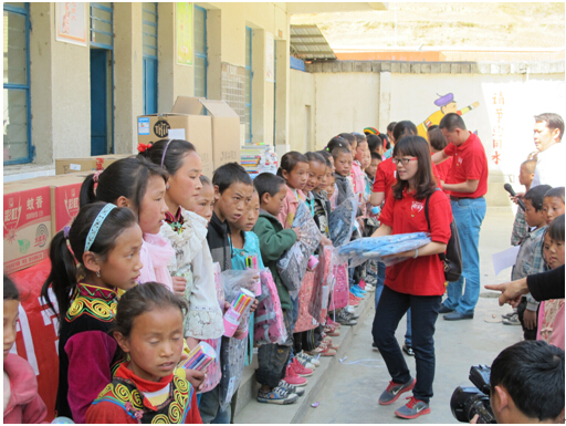 ky体育(中国)集团营销中心同事赠送学习用品