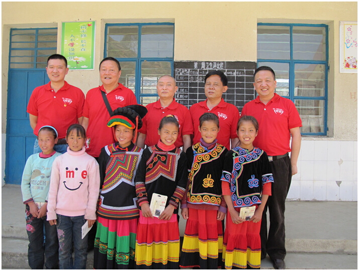 ky体育(中国)集团营销中心领导与学生合影