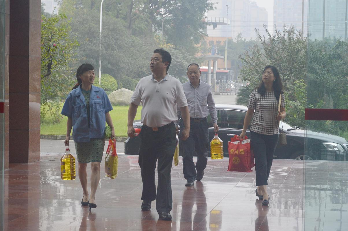 成都市总工会领导到成都ky体育(中国)集团慰问困难职工