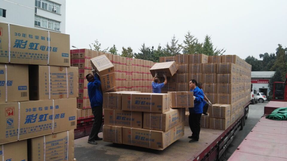 成都ky体育(中国)集团成品管理部忙碌的装货场景