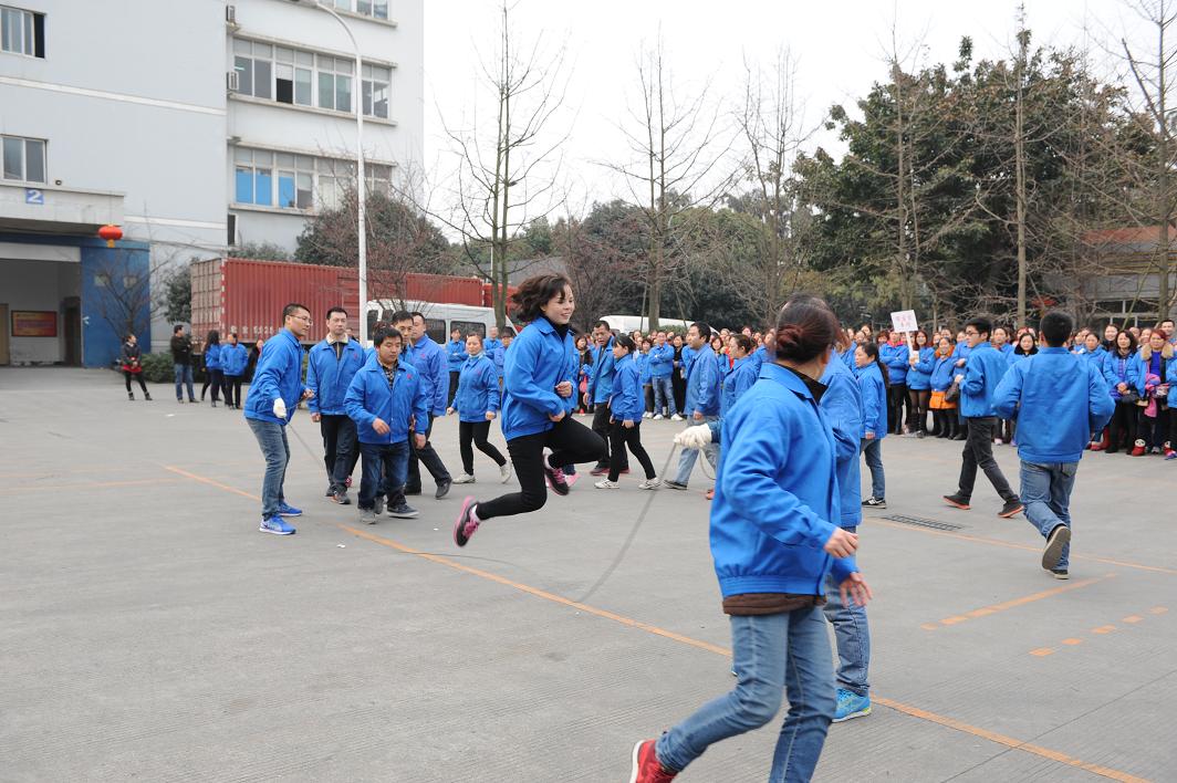 成都ky体育(中国)集团2016年春节趣味运动会之集体跳长绳