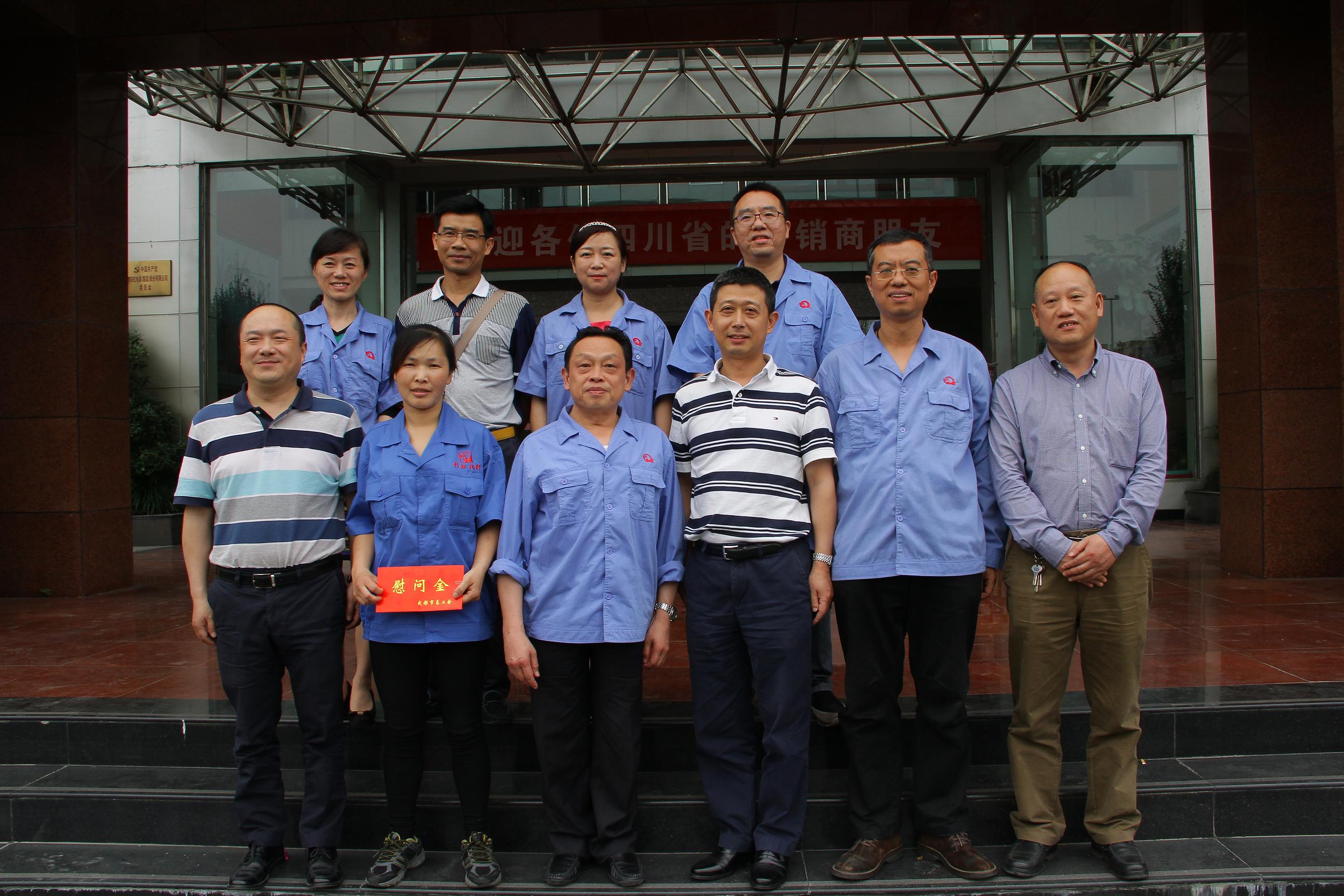 市工会领导到成都ky体育(中国)集团慰问残疾员工