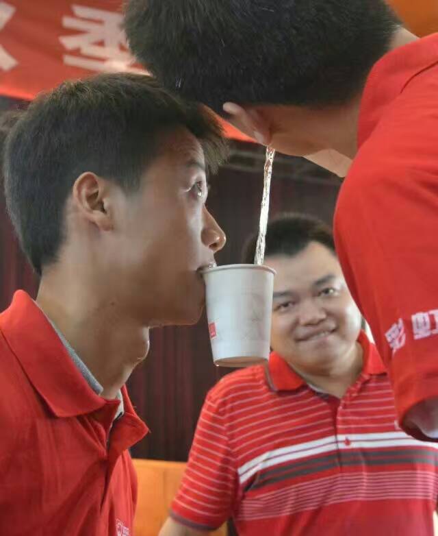 ky体育(中国)集团营销中心拓展活动——纸杯传水