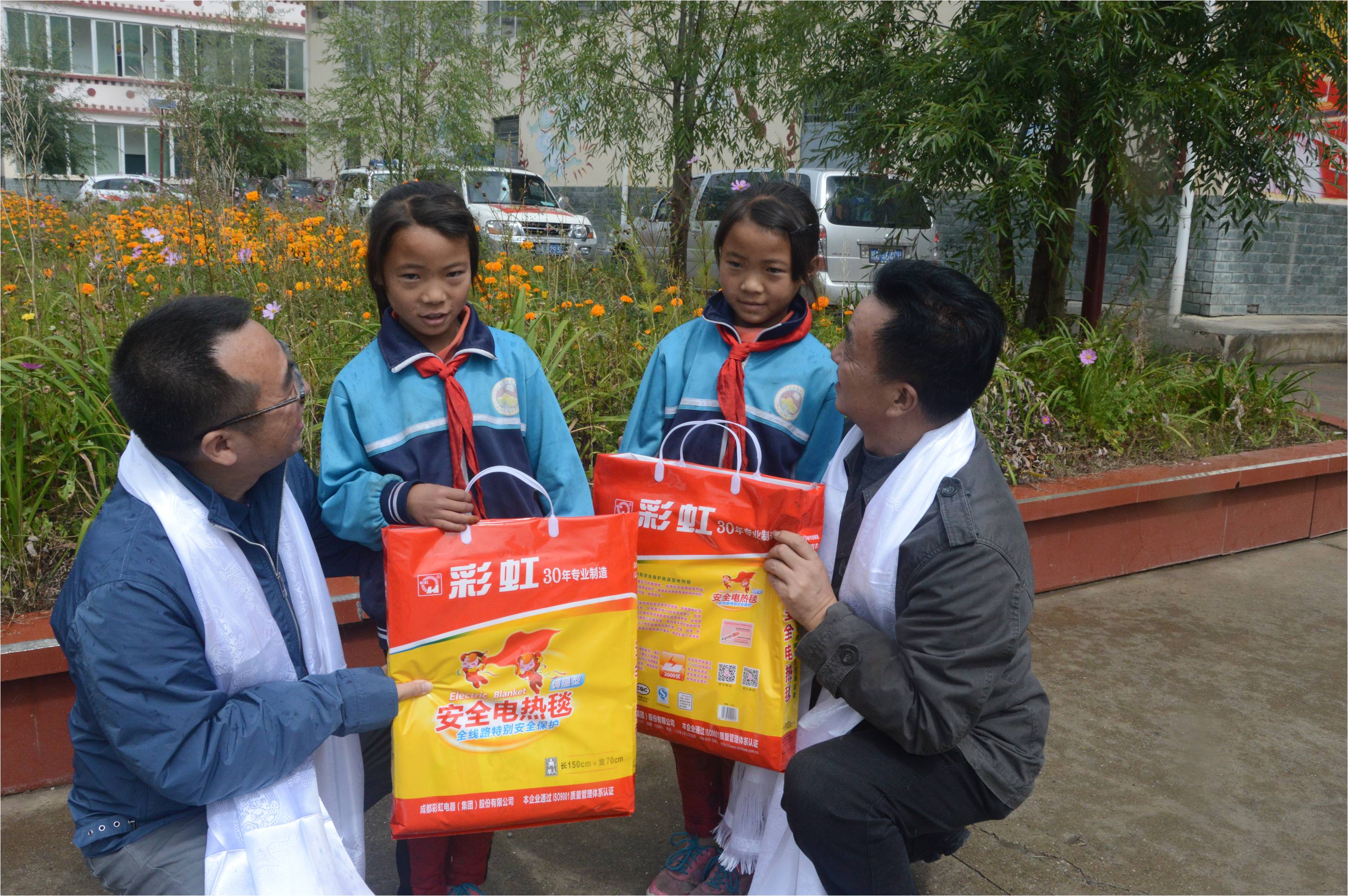 成都ky体育(中国)集团领导与小金县两河口镇小学生亲切交谈 成都ky体育(中国)集团领导与小金县两河口镇小学生亲切交谈