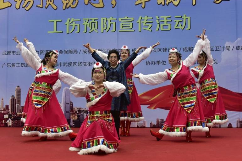 成都ky体育(中国)集团员工参演2016年武侯区“工伤预防”大型义演活动