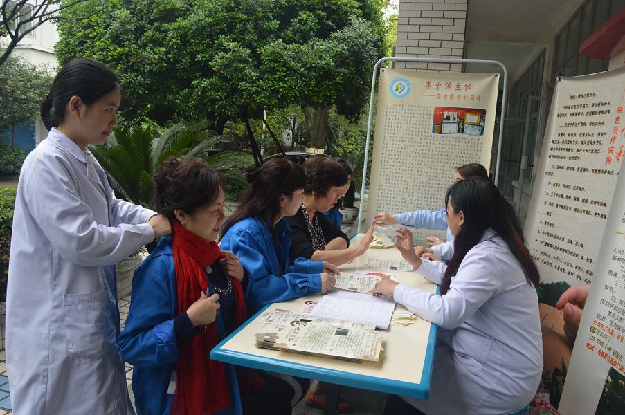 成都ky体育(中国)集团邀请中医骨科专家到公司为员工义诊