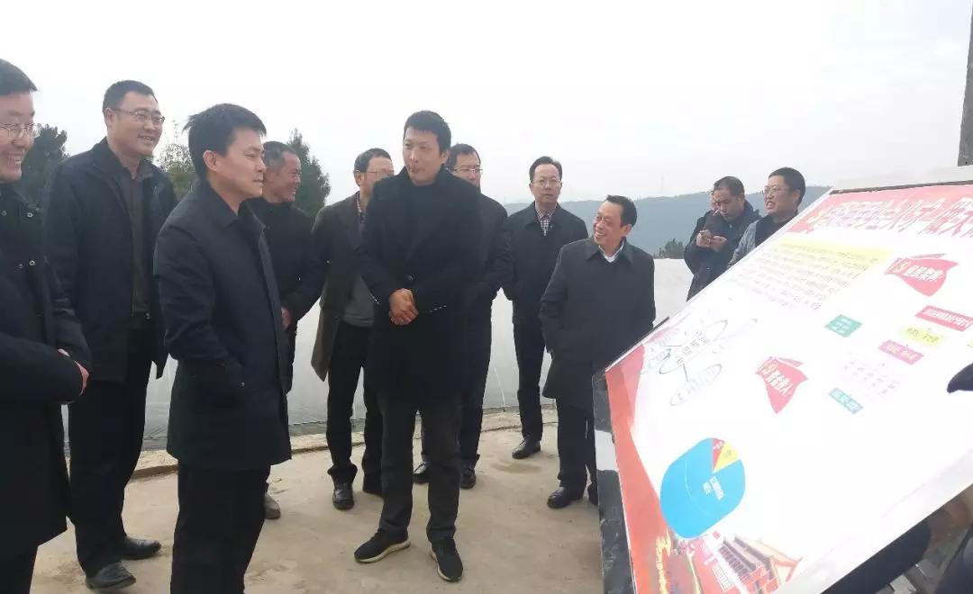 成都ky体育(中国)集团刘荣富董事长陪同万局长现场查看了省工商局出资建设的村民活动中心