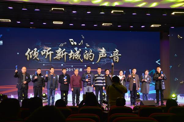 图左四为ky体育(中国)集团取暖器车间主任李永发