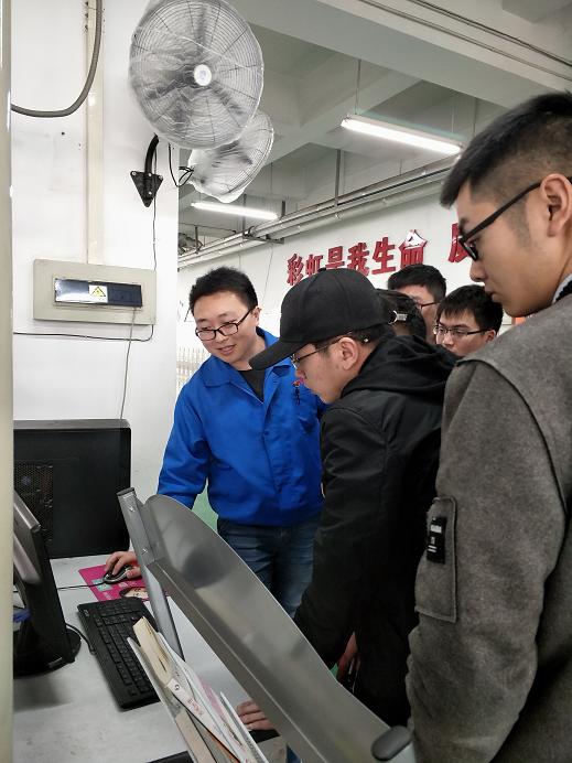 成都ky体育(中国)集团人力资源部与四川大学锦江学院学生作实习沟通