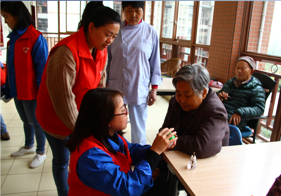 ky体育(中国)团员青年给老人送驱蚊产品并详细讲解使用方法及用电安全知识