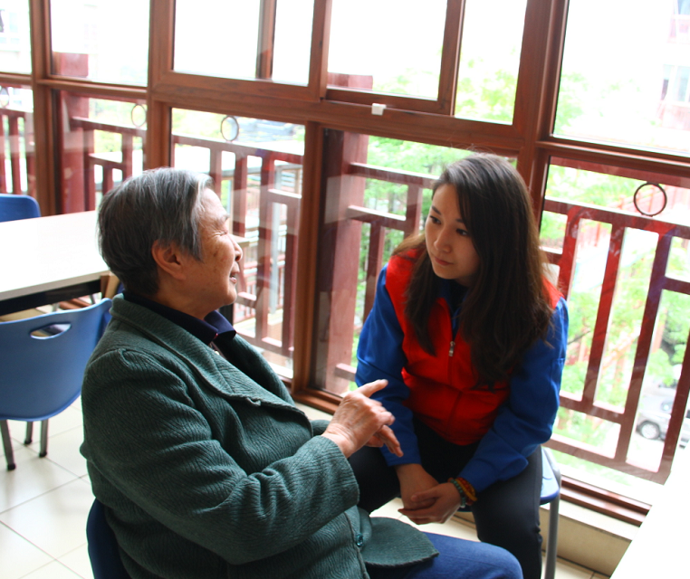 老人与ky体育(中国)团员青年志愿者回忆往事