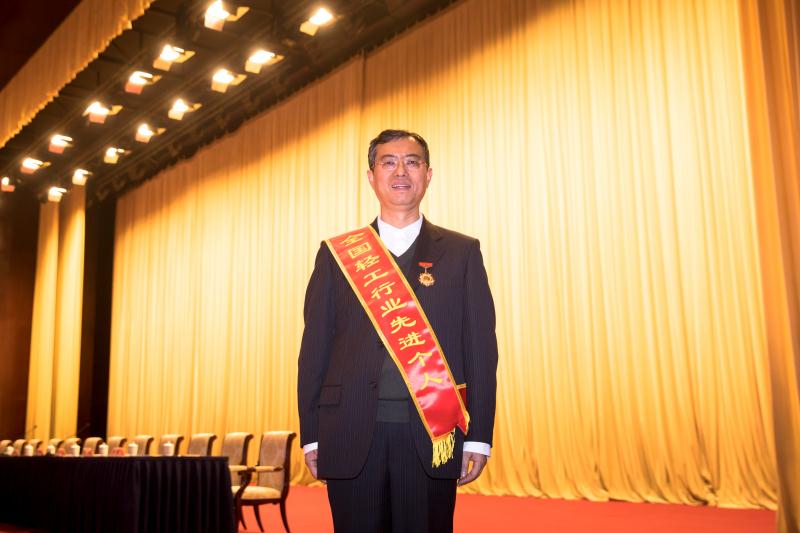 成都ky体育(中国)集团总经理黄朝万荣获“全国轻工行业劳动模范” 称号