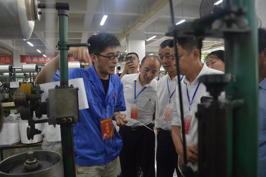 眉山市两新党组织书记示范培训班参观成都ky体育(中国)集团制线车间