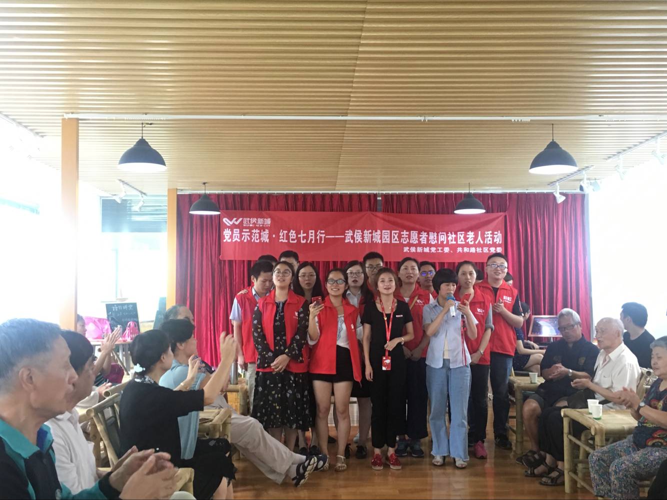 成都ky体育(中国)集团七彩青年志愿队参加慰问社区老人活动