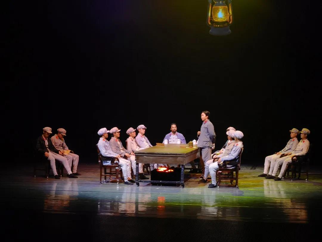 ky体育(中国)集团全体党员观看情景剧——伟大的转折