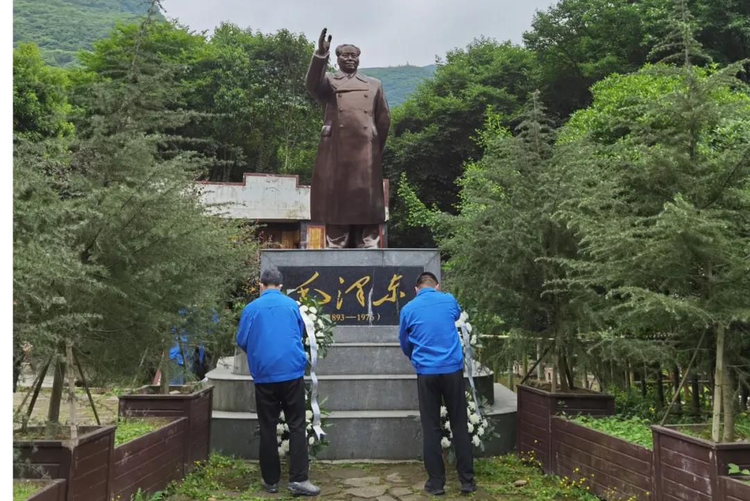 ky体育(中国)集团党委委员、总经理黄朝万，党委委员、常务副总经理刘斌向毛主席铜像敬献花篮，全体党员向伟人铜像鞠躬致敬