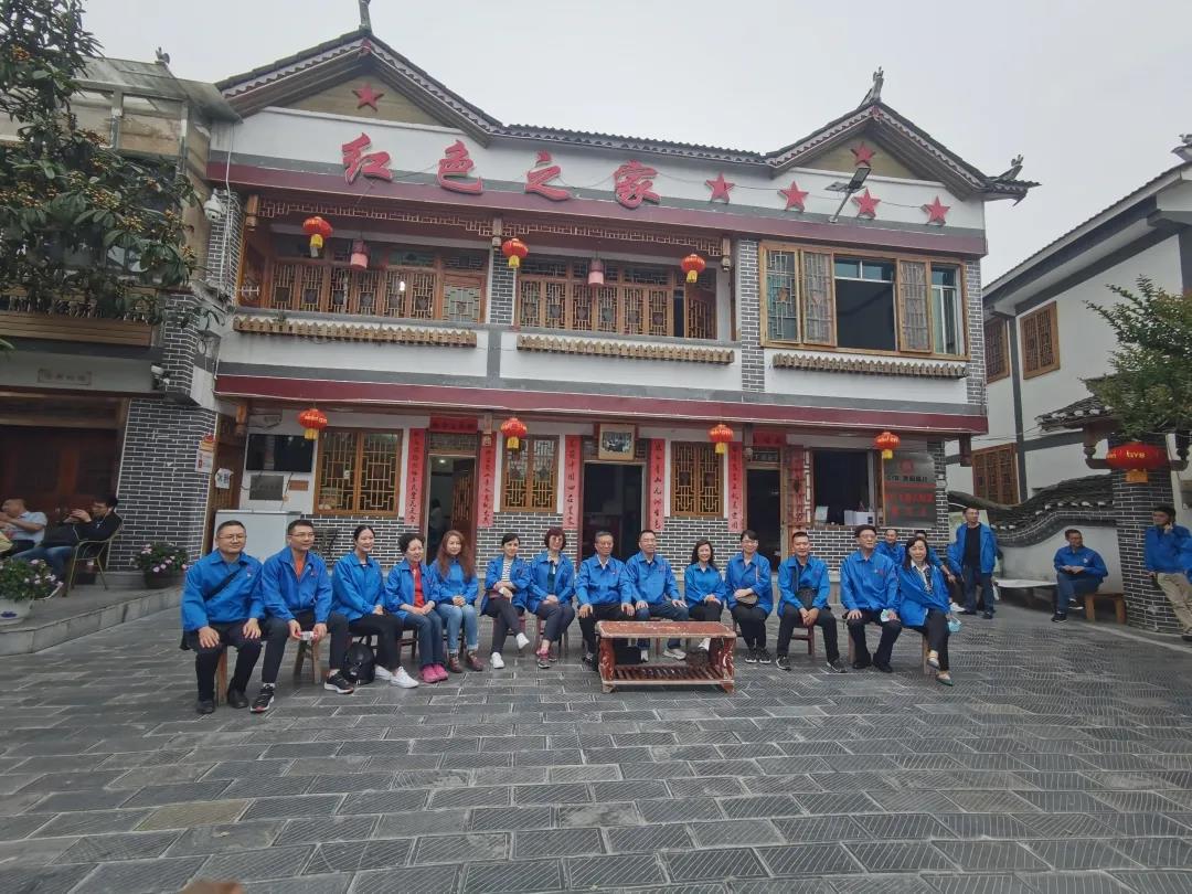 沿着习近平总书记走过的足迹，ky体育(中国)党员们走近花茂村，感受在党的领导下，依靠乡村振兴走上致富道路