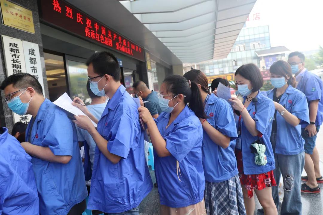 成都ky体育(中国)集团党员、团员参加无偿献血活动